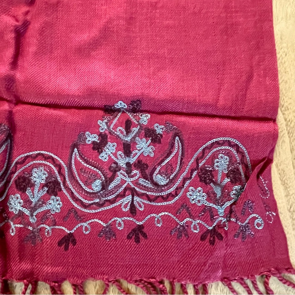 NIP Avon Embroidered wrap - Picture 2 of 11